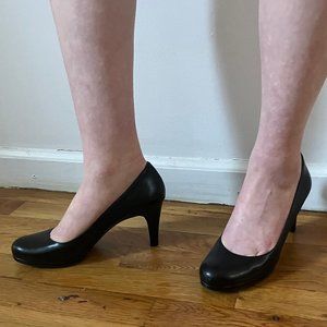 Naturalizer classic black leather pumps